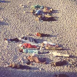 Hippies schlafen am Strand von Matala Kreta - vom Christoph John Huelser - Schoen superbooker_2000de@yahoo.de
