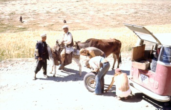 Afghanistan 1972 Reifenpanne - copyright Lightmaster