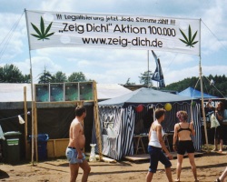 Burg Herzberg Festival 2002 Zeig Dich! Aktion 100,000 www.zeig-dich.de - copyright by Lightmaster